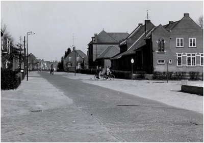 129710 Van Vroonhovenlaan gezien vanaf de van Nuenenstraa, rechts het St. Antoniuspatronaat, 1955 - 1965
