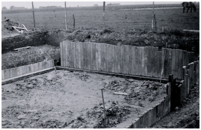 129803 Serie van 12 foto's betreffende het aanleggen van de riolering. Bouw pompgemaal, 06-1956