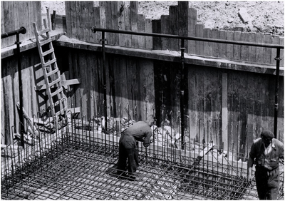 129814 Serie van 12 foto's betreffende het aanleggen van de riolering. Bouw pompgemaal, 26-07-1956