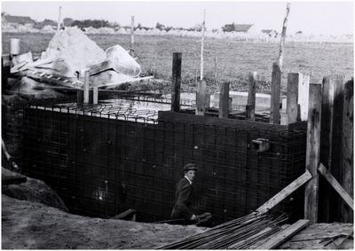 129820 Serie van 12 foto's betreffende het aanleggen van de riolering. Bouw pompgemaal, 30-08-1956