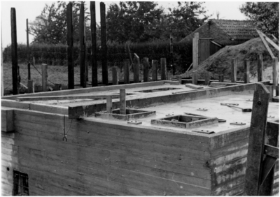 129821 Serie van 12 foto's betreffende het aanleggen van de riolering. Bouw pompgemaal, 30-08-1956