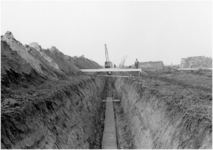 129823 Serie van 12 foto's betreffende het aanleggen van de riolering. Bouw pompgemaal, 06-1956 - 00-06-1957