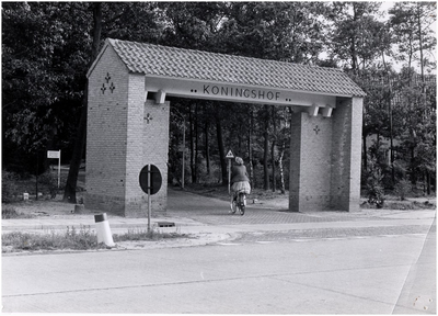 129873 Ingang terrein Koningshof, pensionaat en scholencomplex van de Zusters van het Allerheiligst Hart van Jezus, 1966