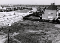 129882 Luchtopname van de in aanleg zijnde Magisterstraat, rechts op de voorgrond het pand van de Boerenleenbank, 1965 - 1975