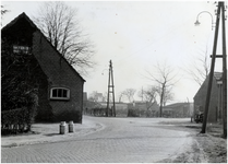 129918 Nieuwe Kerkstraat, rechts de St. Janstraat, links boerderij Cisce van de Ven, 1965
