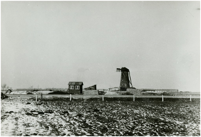 130069 Provincialeweg, omgeving huidige Burgemeester van Hoofflaan, op de achtergrond korenmolen De Adriaan, 1945 - 1955