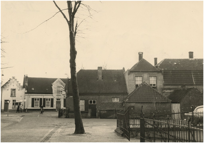 130084 Kapelstraat-zuid, achtergevel Bushalte, café de Greef aan de Provincialeweg, 1956 - 1960