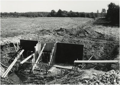 130192 Serie van 4 foto's betreffende: aanleg, stuw in riviertje de Run nabij Riethoven, 1960 - 1970
