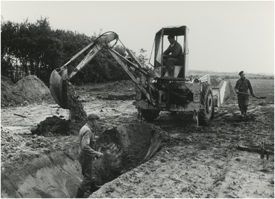 130194 Serie van 4 foto's betreffende: aanleg, stuw in riviertje de Run nabij Riethoven. Graafwerkzaamheden, 1960 - 1970
