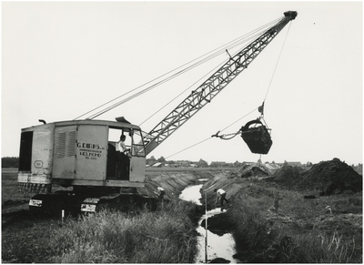 130195 Serie van 4 foto's betreffende: aanleg, stuw in riviertje de Run nabij Riethoven. Graafwerkzaamheden, 1960 - 1970