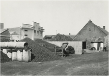 130220 Brandstoffenhandel J. Schellekens, Runstraat 2, voorraad kolen, daarachter een stukje van de Paladijn, 1964 - 1965