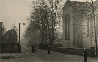 130262 Schoolstraat, gezien in de richting van de 'Broekweg', rechts de RK kerk H. Lambertus, 1956