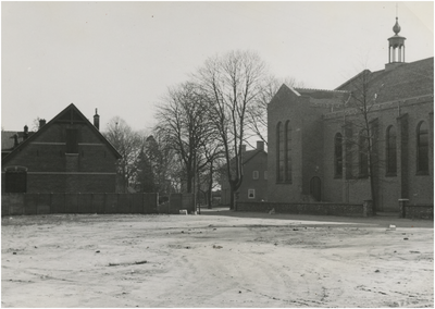 130263 Schoolstraat, gezien vanaf het Mariaplein, rechts de RK kerk H. Lambertus, 1956