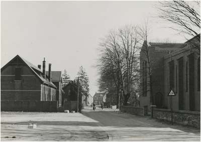 130264 Schoolstraat, gezien in de richting van de 'Broekweg', rechts de RK kerk H. Lambertus, 1964