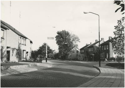 130277 Nieuwe Kerkstraat gezien vanaf de Oude Kerkstraat, rechts de St. Janstraat, 1975 - 1985