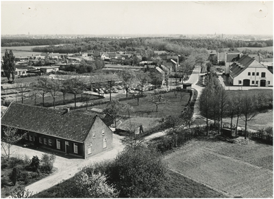 130280 Luchtopname: St. Janstraat gezien vanaf de R.K. kerk St. Jan Baptist, rechts het K.I.-station, 1975 - 1985