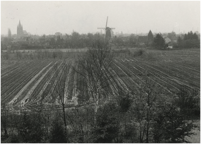 130311 Agrarische omgeving: gebied 'Valgaten', op de achtergrond links, R.K. kerk H. Willibrordus, rechts daarvan ...