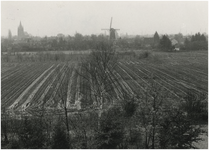 130311 Agrarische omgeving: gebied 'Valgaten', op de achtergrond links, R.K. kerk H. Willibrordus, rechts daarvan ...
