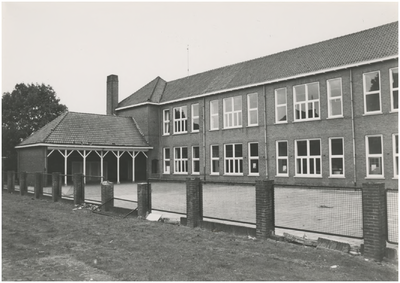 130322 R.K. Lagere School met speelplaats, Van Vroonhovenlaan 38, 1980 - 1990