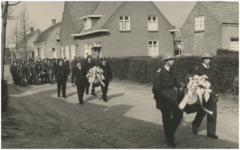 130457 Brandweermannen begeleiden de begrafenis van Adrianus Jacobus Maria van Amelsfort, Nieuwstraat 4, 04-1958