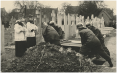 130458 Kerkhof bij de R.K. kerk H. Caecilia: Brandweermannen plaatsen de kist van A. van Amelsfort in het graf,, 04-1958
