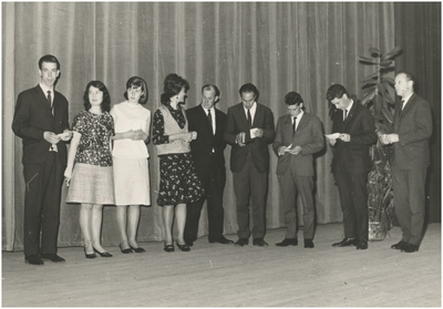 130459 Bescherming Bevolking ( B.B.), uitreiking EHBO diploma aan leden, 1960 - 1970