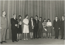130460 Bescherming Bevolking (BB), uitreiking EHBO diploma door burgemeester mr. G. van de Ven (tweede van links), 1960 ...