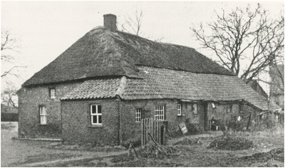 130487 Boerderij J. van Herk, wever, 12-1941