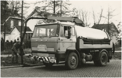 130636 Gemeentewerken: reinigen van riool met de DAF rioolwagen, 10-1977