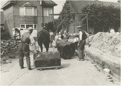130663 Wegwerkzaamheden, aanleg riool aan de Heuvel, 08-1952