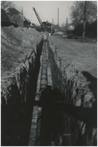 130683 Serie van 14 foto's betreffende wegwerkzaamheden: aanleg van de riolering in Meerveldhoven, Veldhoven en Zeelst. ...