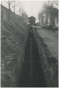130687 Serie van 14 foto's betreffende wegwerkzaamheden: aanleg van de riolering in Meerveldhoven, Veldhoven en Zeelst. ...