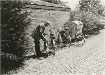 130706 Gemeentehuis: fietsenstalling personeel, 06-1980