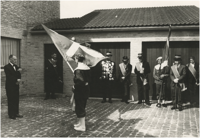 130717 Gildegroet aan de wereldlijke overheid; vaandel zwaaien ten overstaan van burgemeester mr. G.M.J.W. van de Ven, ...