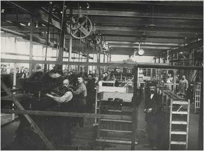 130726 Het productieproces in een sigarenfabriek: interieur, sigarenmakers aan het werk, 1915 - 1925