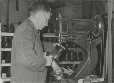 130729 Het productieproces van een Schoenfabriek: stikken van schoenen, 1951 - 1960