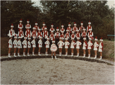 130870 Groepsfoto van Showkorps Groot Veldhoven (dansmariekes), ter gelegenheid van hun 12½ jarig jubileum, 09-1983