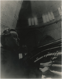 130871 Rector de Bree aan het klavier, 30-09-1936