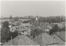 130890 Panorama richting D'Ekker, linksboven R.K. kerk H. Jozef Werkman, d'Ekker, rechts korenmolen de Adriaan, 1986 - 1987