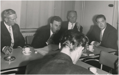 130923 Vergadering over het Provinciaal Opbouworgaan: links Locoburgemeester Willem Smits, 1957 - 1967