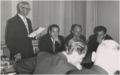 130924 Vergadering over het Provinciaal Opbouworgaan: links Locoburgemeester Willem Smits, 1957 - 1967