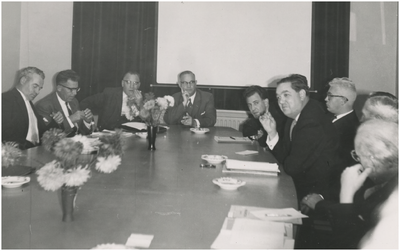 130928 Vergadering over het Provinciaal Opbouworgaan: rechts met bril gemeentesecretaris L.M. van de Laar, 1957 - 1967