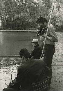 130930 Philips Visvijver, Onze Lieve Vrouwendijk: sportvissers worden gefilmd aan de vijver, 1960 - 1970