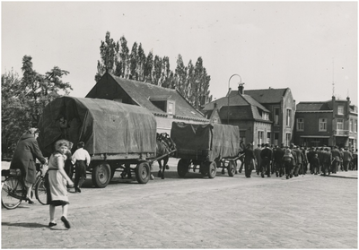 130935 Serie van 3 foto's ter gelegenheid jaarlijkse processie van de inwoners van Westerhoven naar Onze Lieve Vrouw ...