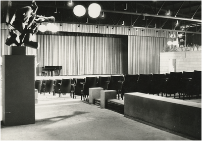 131028 De Schalm: zaal met podium, 1971