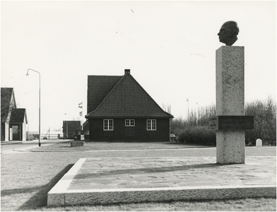131099 Serie van 5 foto's van het monument P.J.J. Borghouts alias Peter Zuid op terrein Peter Zuid Kazerne, Peter ...