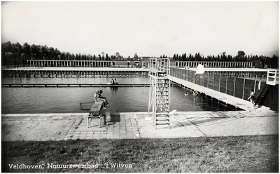 131169 Zwembad 't Witven, Runstraat: scheidingswand voor separaat zwemmen; meisjes links mannen rechts, 1950 - 1955