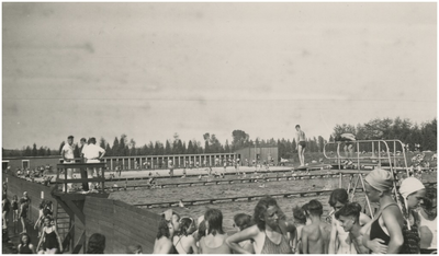 131178 Natuurbad 't Witven, Runstraat 40. Scheidingwand voor separaat zwemmen; links vrouwen, rechts mannen, 07-1952