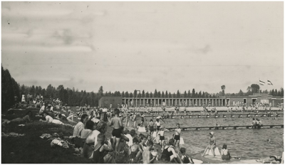 131179 Natuurbad 't Witven, Runstraat 40. Separaat zwemmen; links vrouwen, rechts mannen, 07-1952