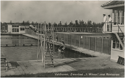 131186 Zwembad 't Witven met restaurant, scheidingswand voor separaat zwemmen; vrouwen links mannen rechts, Runstraat, 1955